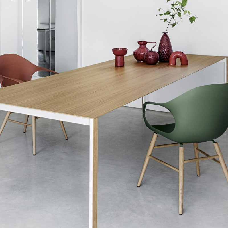 Kristalia ELEPHANT Stuhl mit Holzgestell am Tisch - Beispielbild