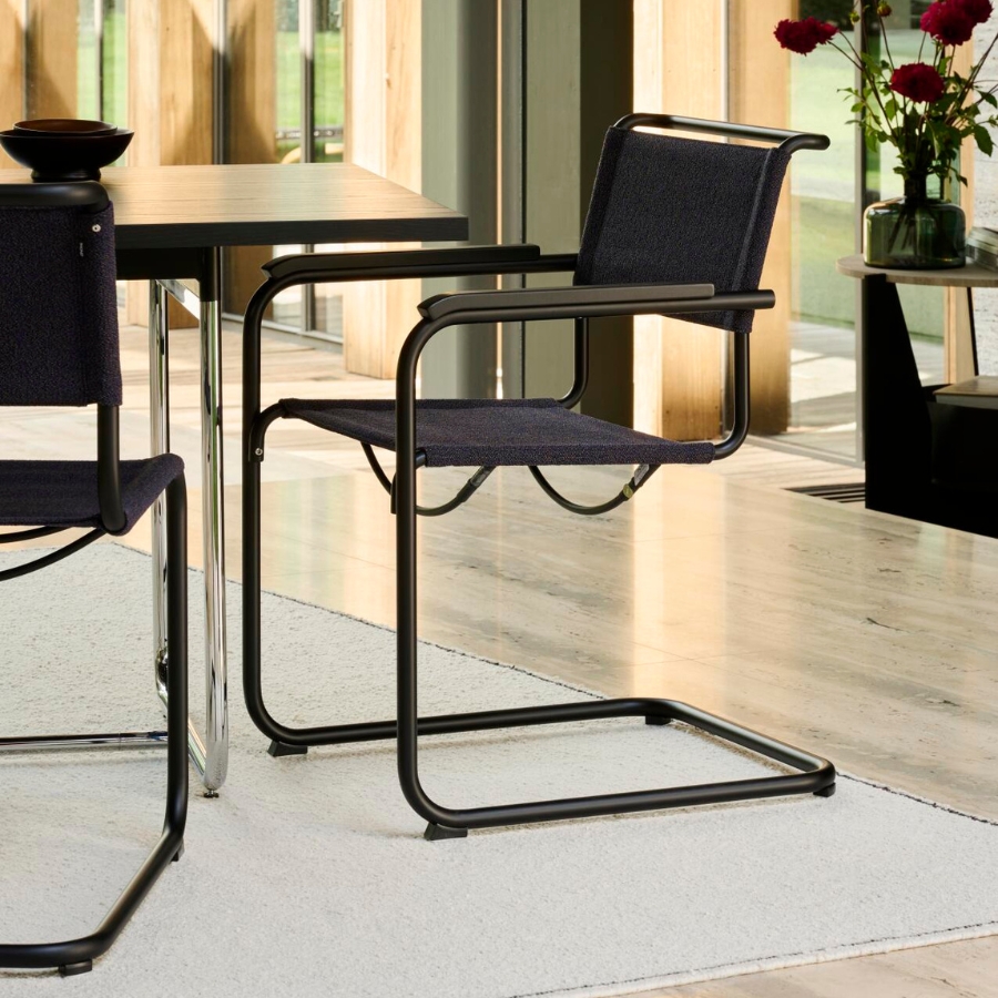 THONET Stahlrohr-Freischwinger S 34 V mit Armlehnen | Sitz u. Rücken Stoffmuster | Gestell schwarz