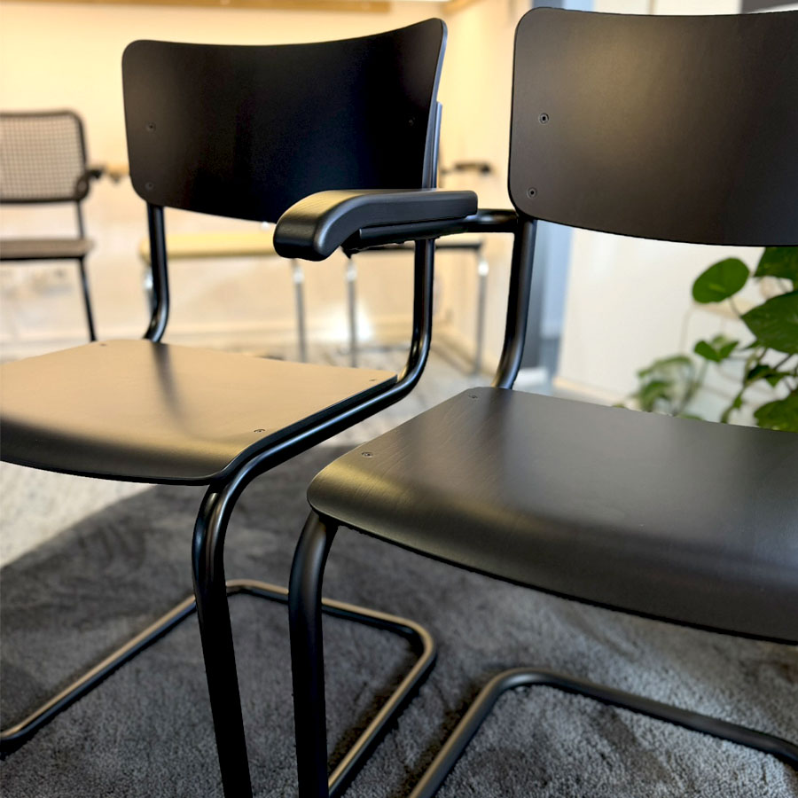 THONET S 43 | Schwarz matt gebeizt | Gestell schwarz matt