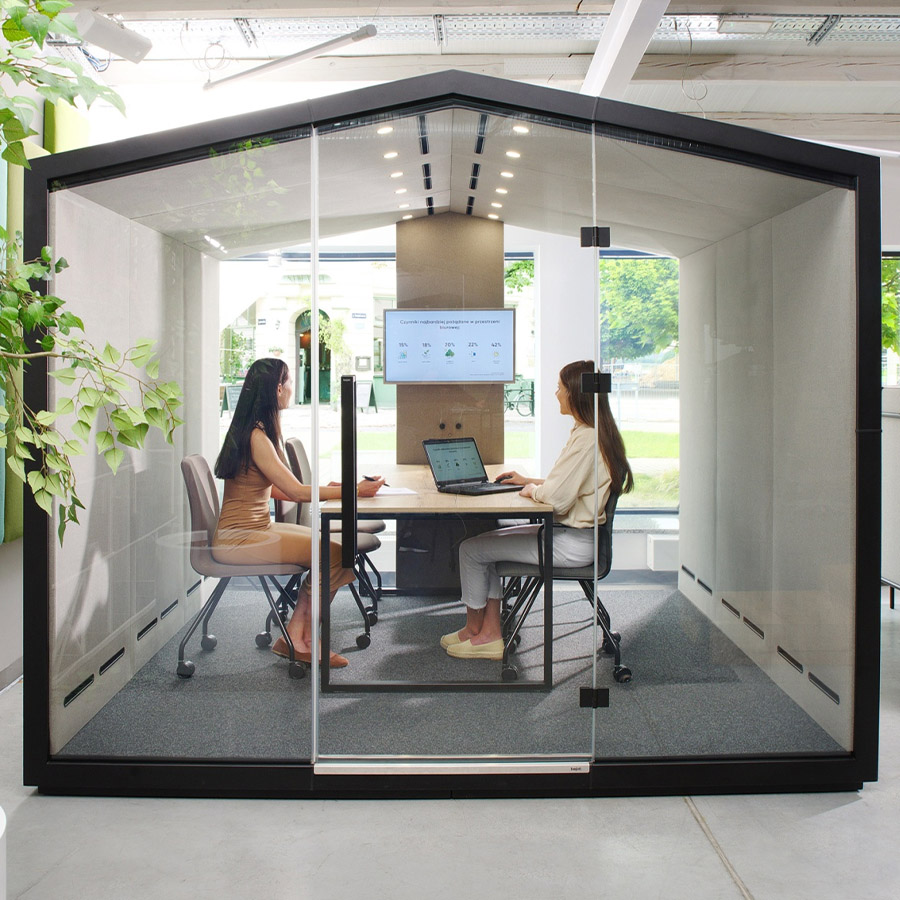 Bejot Treehouse TH6G2 in Stoff Fenno 001 und Tisch in Eiche natur