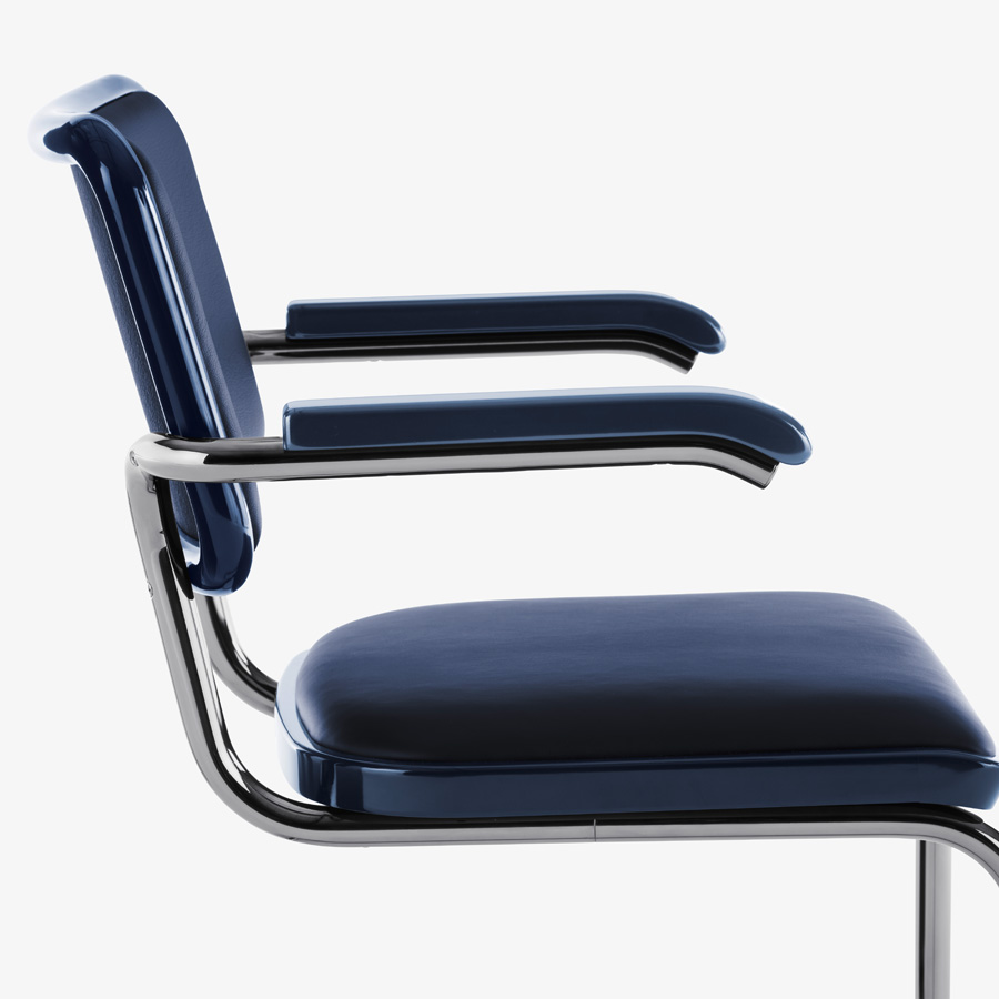 JS. THONET S 64 P SERIOUS 04 | Buche blau Hochglanzlack | Seitenansicht nah