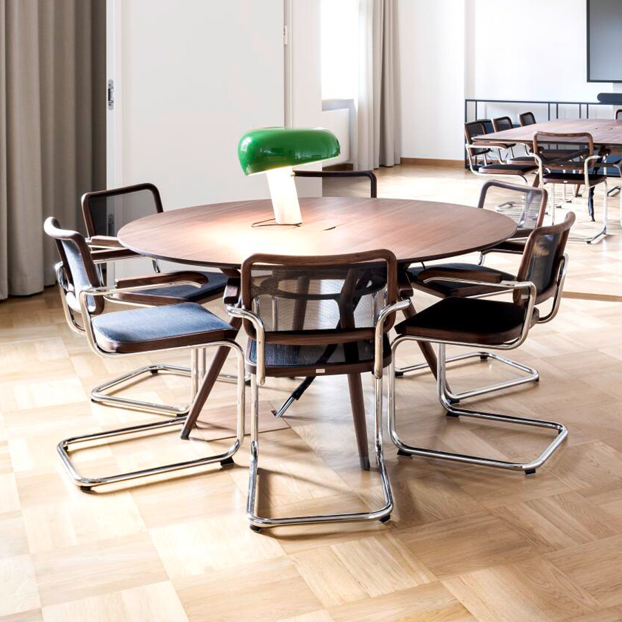 THONET Stahlrohr-Freischwinger mit Kunststoffnetzbespannung schwarz - Beispielbild (Ausführung mit Armlehne)
