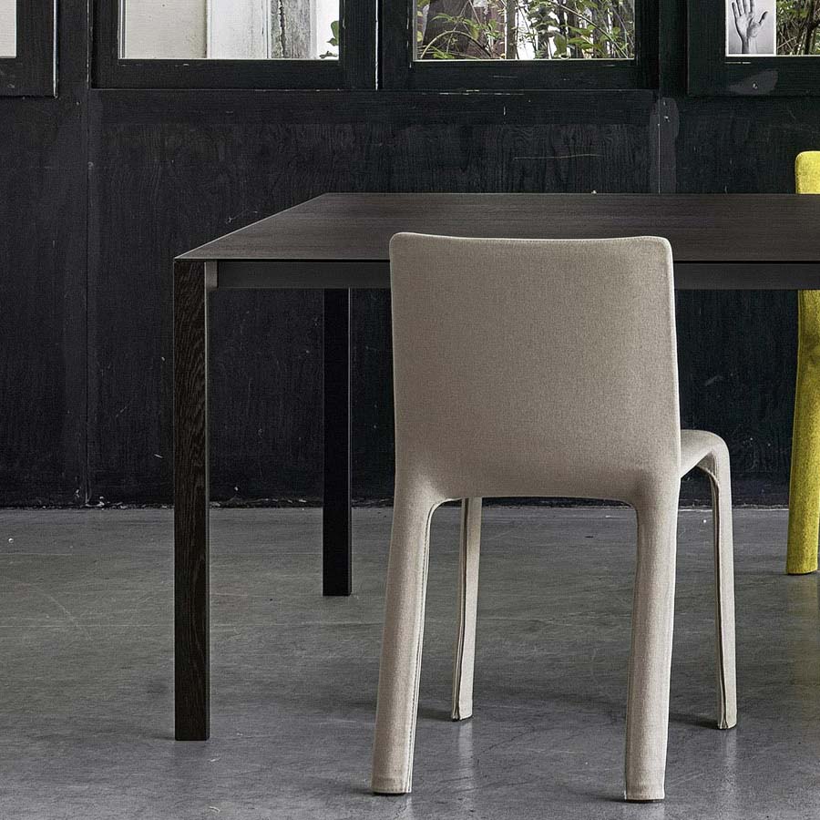 Kristalia Thin-K Aluminium Esstisch | Beispielbild zeigt schwarz offenporig (nur indoor)
