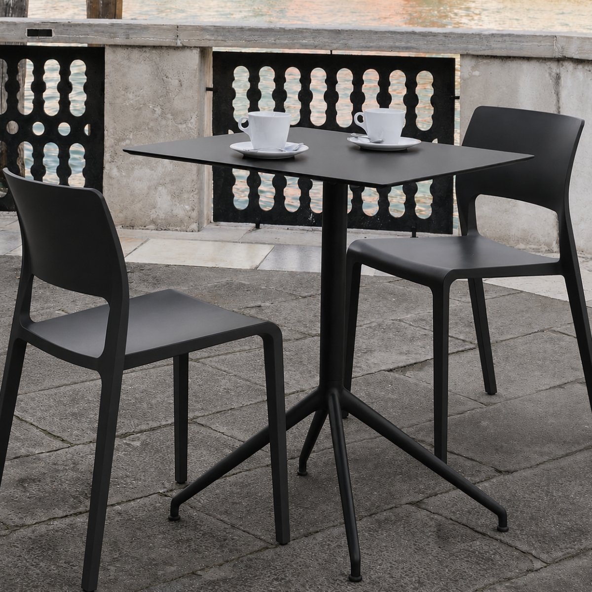 Arper Yop Bistrotisch schwarz