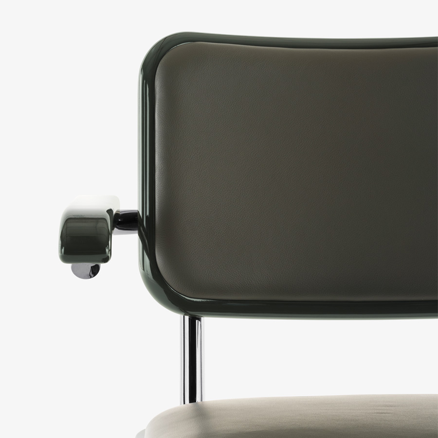 JS. THONET S 64 P SERIOUS 03 | Buche grün Hochglanzlack | Nahaufnahme frontal