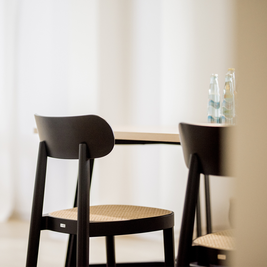 THONET 118 Holzstuhl - Beispielbild zeigt schwarz TP 29