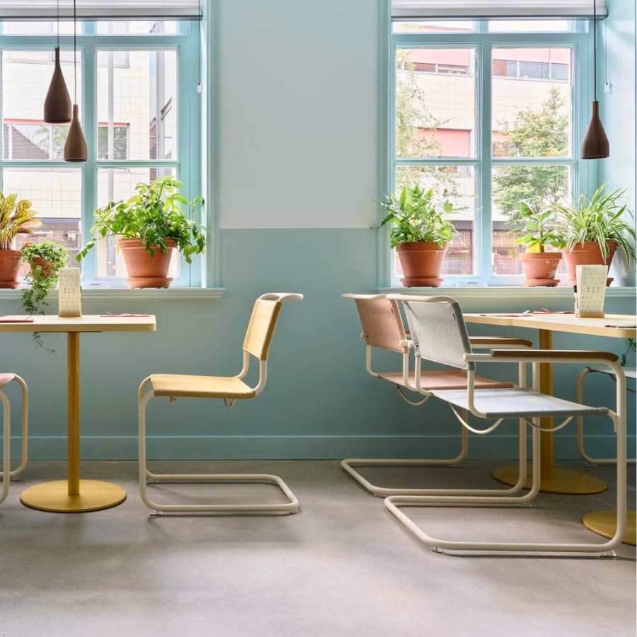 THONET Stahlrohr-Freischwinger S 34 V mit Armlehnen | Sitz u. Rücken Stoffmuster | Gestell perlweiß