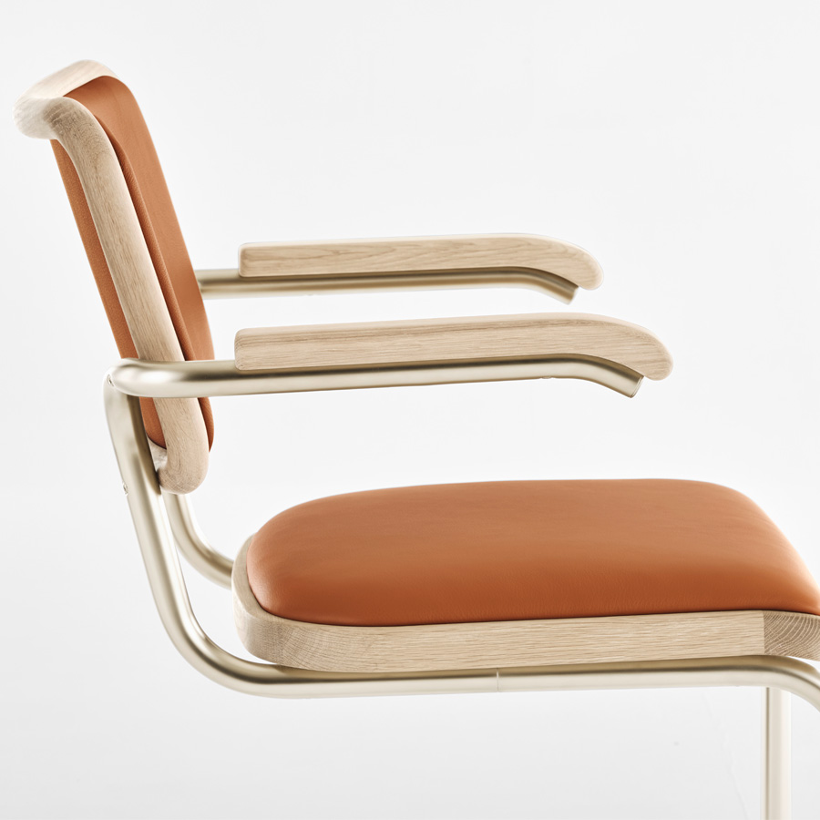 JS. THONET S 64 P NORDIC 02 | Eiche weiß pigmentiert | Leder braun | Nahaufnahme Seite