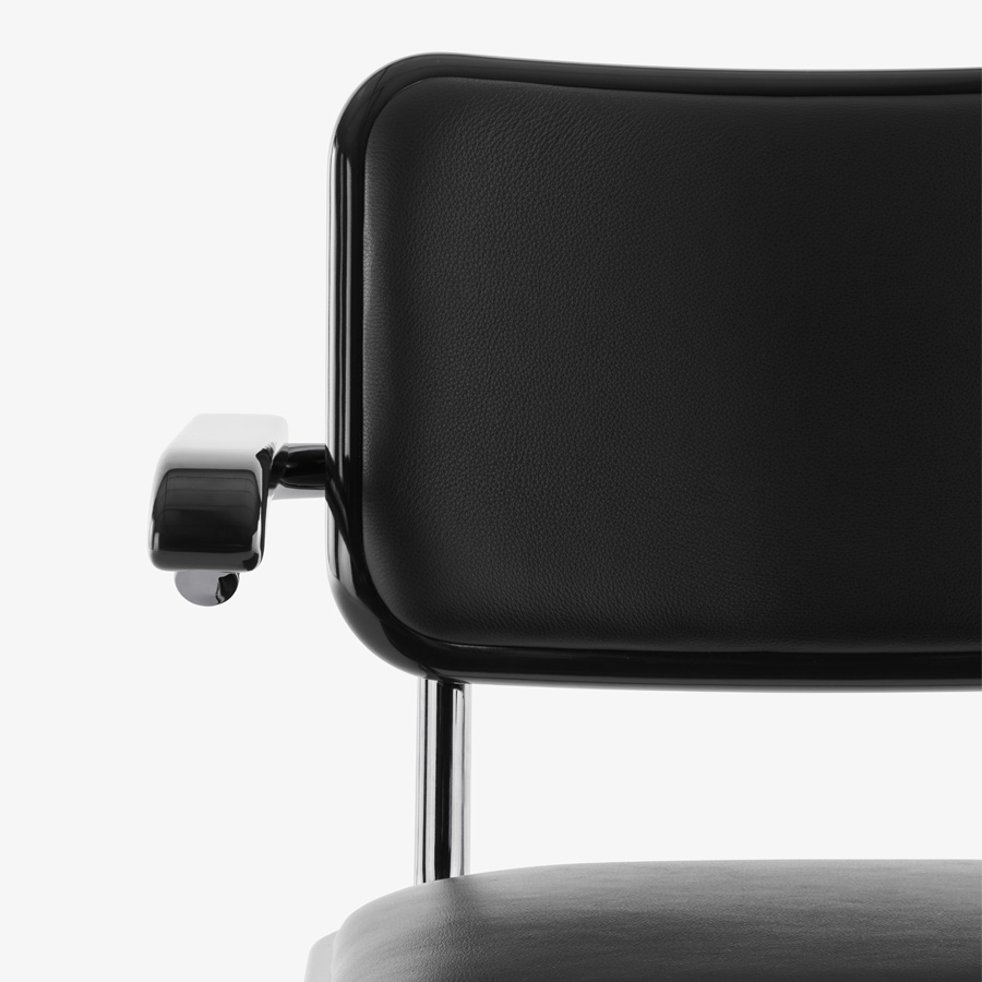 JS. THONET S 64 P SERIOUS 01 | Buche schwarz Hochglanzlack | Frontansicht nah