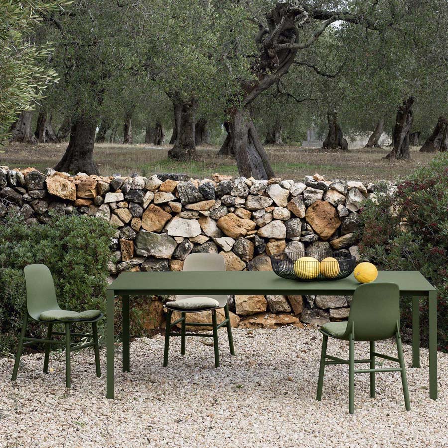Kristalia Thin-K Aluminium Esstisch | Gartentisch | Beispielbild Olivgrün