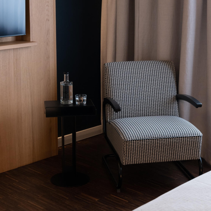 THONET S 411 Freischwinger Sessel mit Armlehnen | niedrige Rückenlehne | Leder schwarz