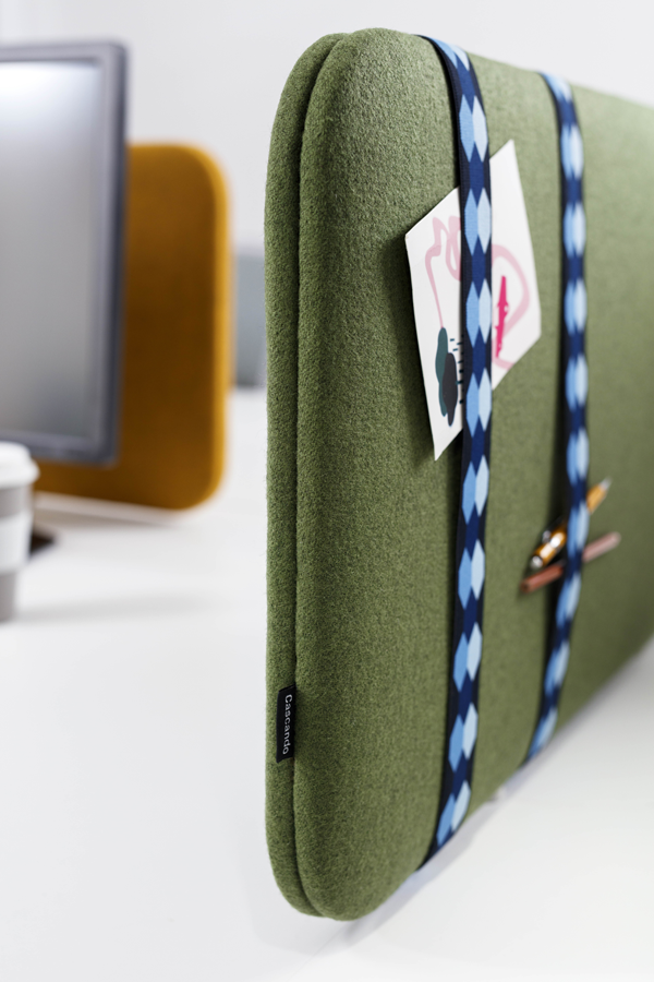 Cascando Pillow Desk Detail 3