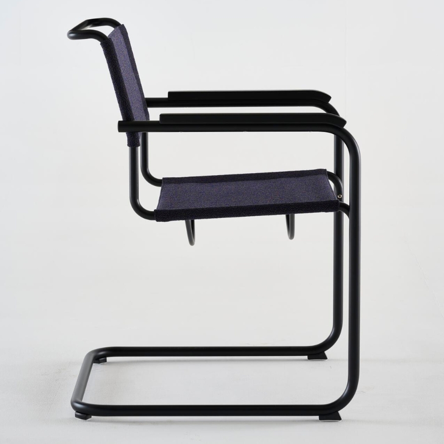 THONET Stahlrohr-Freischwinger S 34 V mit Armlehnen | Sitz u. Rücken Stoffmuster | Gestell schwarz