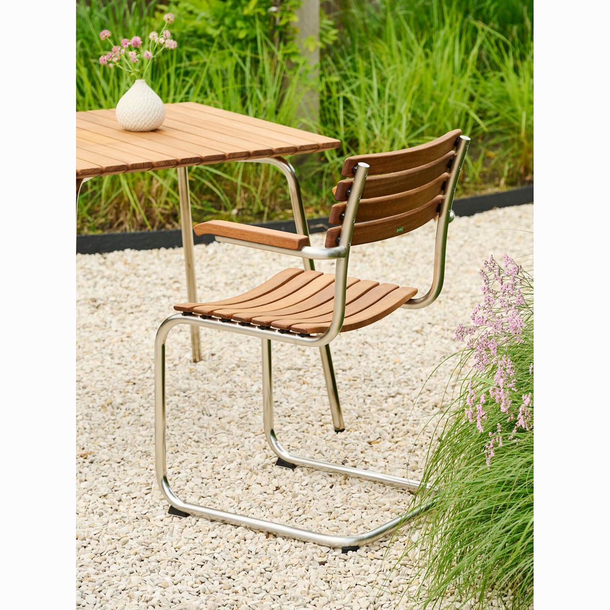 Thonet_S_40F mit Gartentisch
